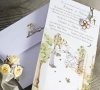 Esküvői meghívó - 125x180 mm - aranyozott, dombornyomott színes borítóval - a betétlap kihúzásakor a fiú feljut az erkélyig - a betétlapra szalaggal két kis virág köthető, azokkal mozgatható - azonos mintájú borítékkal