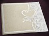 Esküvői meghívó - 150x150 mm - oldalra nyitható - formastancolt külső borítóval, betétlap dombornyomott - azonos papírból készült borítékkal