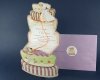 Esküvői meghívó - 180x140 mm (boríték mérete) - torta alakú meghívó, mely nyitható-zárható - zsinórral, thermoporral díszített