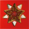 Karácsonyi képeslap - 135x135 mm - oldalra nyitható - piros kreatív karton, közepén csillag alakban stancolva, domborítva, prégelt aranyozással - kinyitható kreatív fehér betétlappal, melynek első oldala szaloncukor mintával nyomva, középen évszámmal
