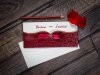   Esküvői meghívó - 215x100 mm - tasak: bordó fényes karton, bársony díszítéssel, formakivágással, aranyozással, elejébe bordó szaténszalag húzható - betétlap: bordázott krémszínű karton - boríték: krémszínű