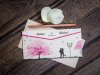   Esküvői meghívó - 215x100 mm - tasak: krémszínű bordázott gyöngyházfényű karton, színes mintával  - betétlap: bordázott krémszínű gyönyházfényű karton - boríték: gyöngyházfényű krém