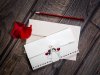   Esküvői meghívó - 170x95 mm - 3 részre nyitható - krém gyöngyházfényű bordázott karton, fekete mintával és piros fólianyomással díszítve - záródása formakivágásnál - boríték: krém gyöngyházfényű